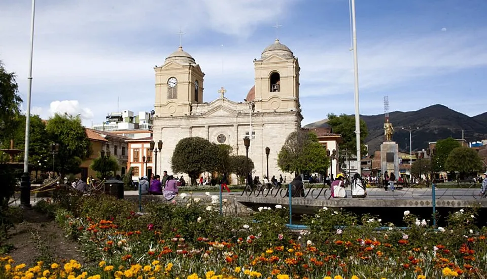 fundada como Santísima Trinidad de Huancayo el 1 de junio de 1572, es la ciudad más importante de la sierra central del Perú y está situada al sur del