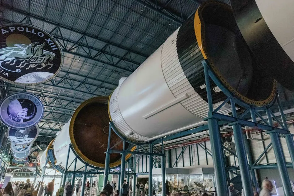 Cohete Saturn V exhibido en el Centro Espacial Kennedy, símbolo de la exploración espacial.