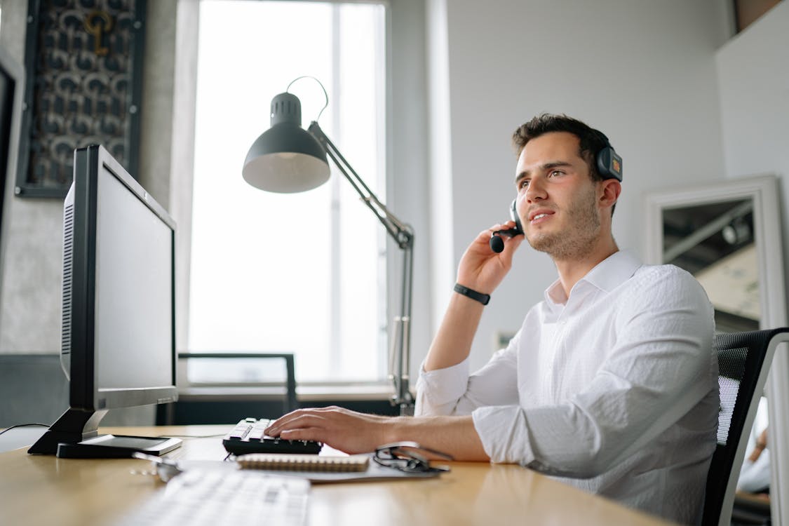 Agente de atención al cliente con auriculares