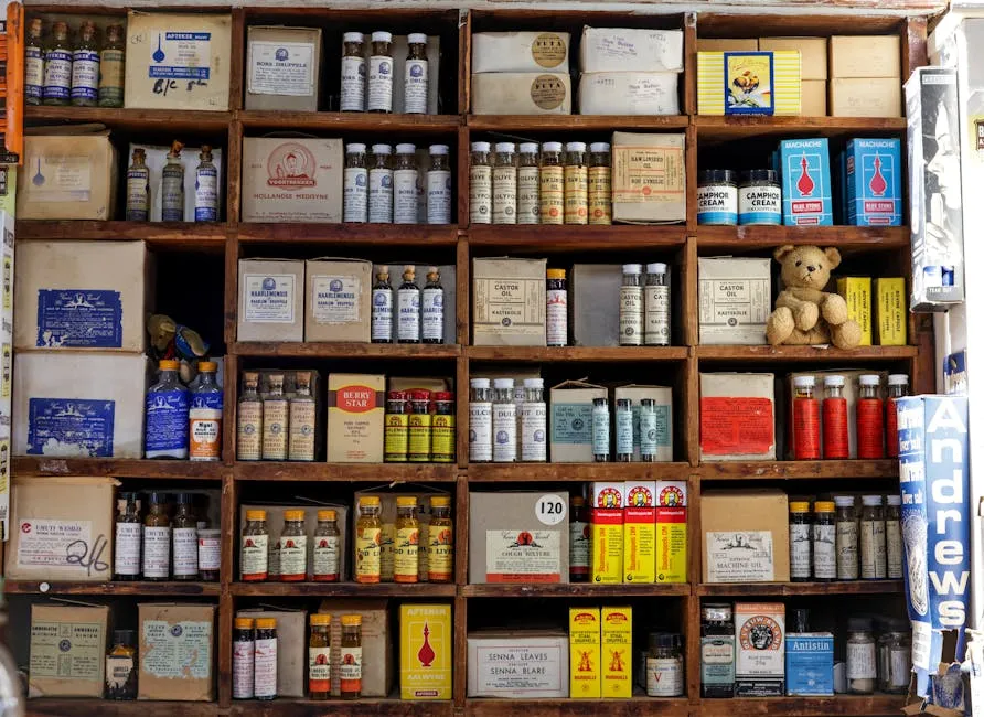 Estante de farmacia antigua con frascos y cajas de medicamentos de época.