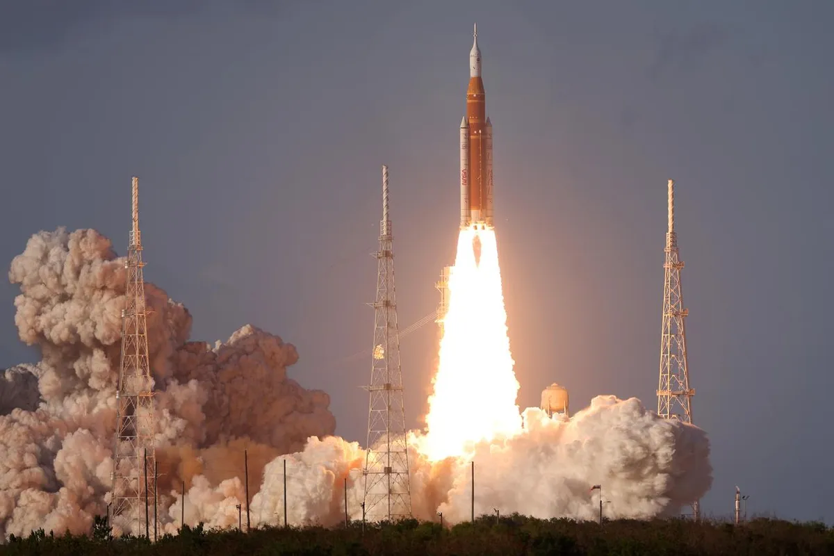 El cohete SLS de la misión Artemis II se eleva desde la plataforma 39B del Centro Espacial Kennedy, 1 de abril de 2026