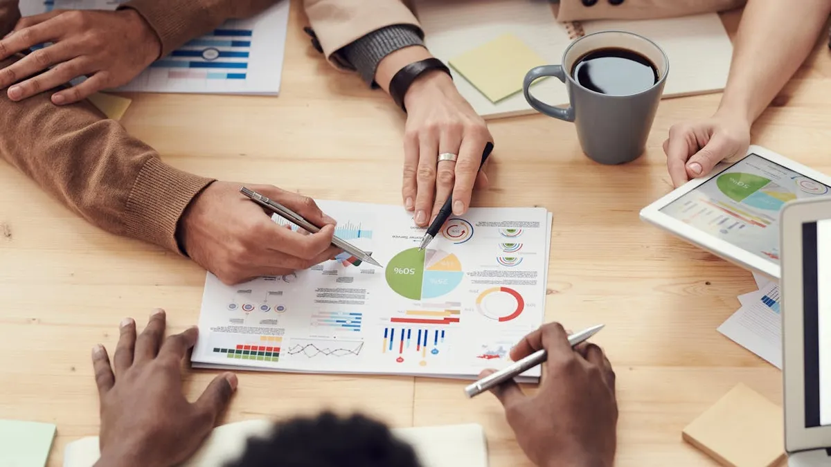Equipo de trabajo colaborando en estrategia organizacional
