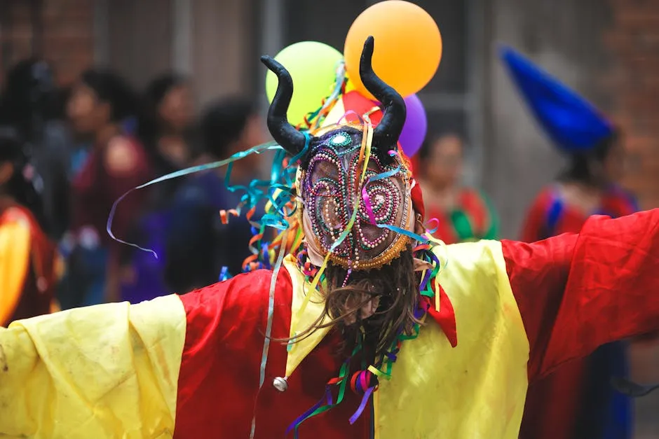 Danzante enmascarado celebrando en un festival callejero en Arequipa, Perú.