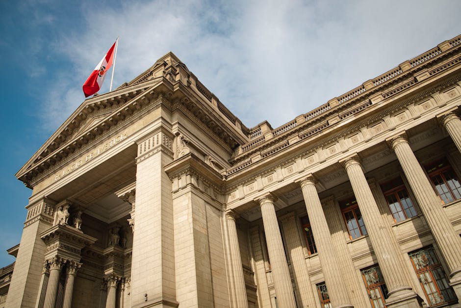 Edificio neoclásico del Congreso de la República con bandera peruana en Lima.
