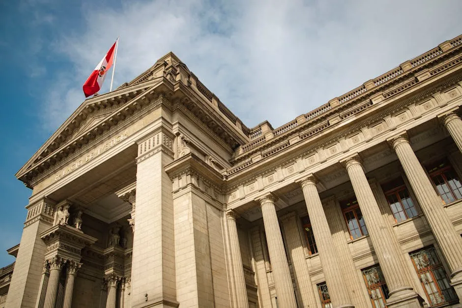 Edificio neoclásico del Congreso de la República con bandera peruana en Lima.