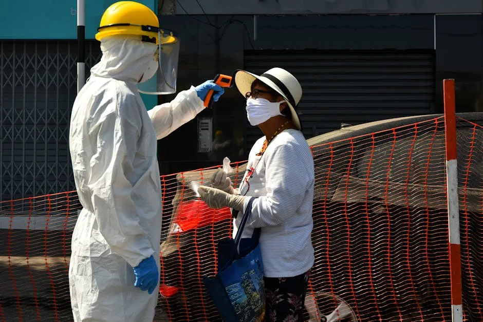 Personal de salud tomando la temperatura a una mujer durante la pandemia de COVID-19 en Lima.
