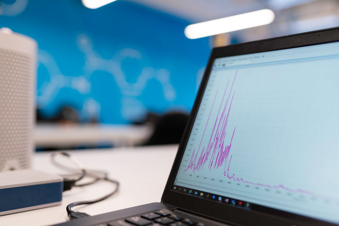 Gráficos de datos en pantalla de laptop