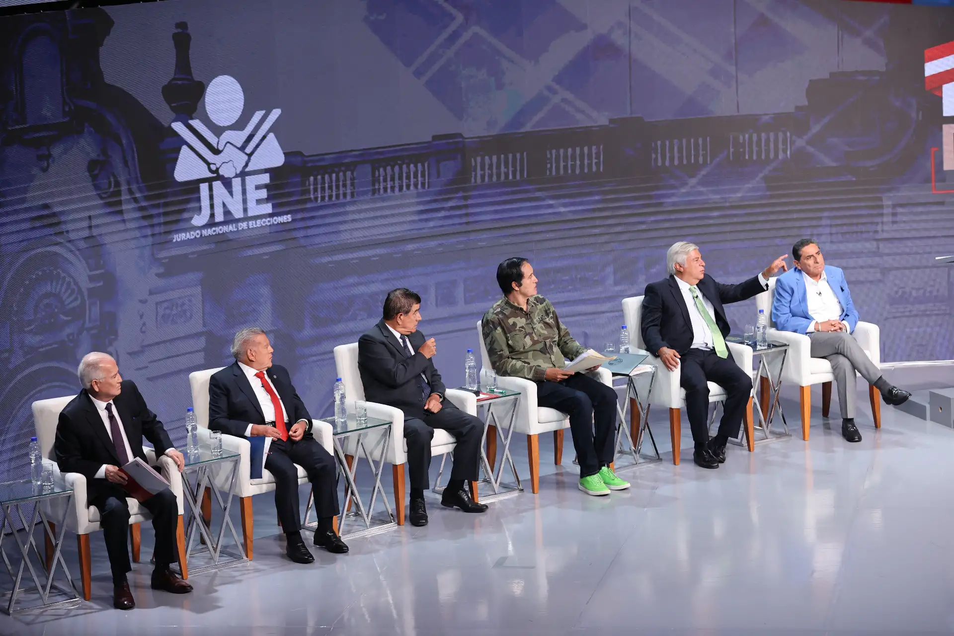 Candidatos sentados durante el debate presidencial JNE 2026