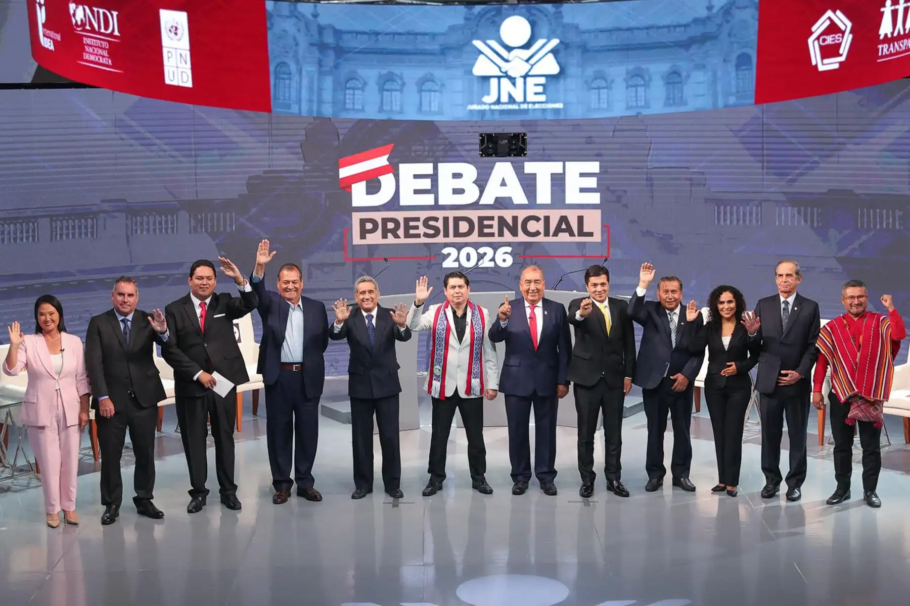 Los 12 candidatos presidenciales en el escenario del tercer día del debate JNE 2026