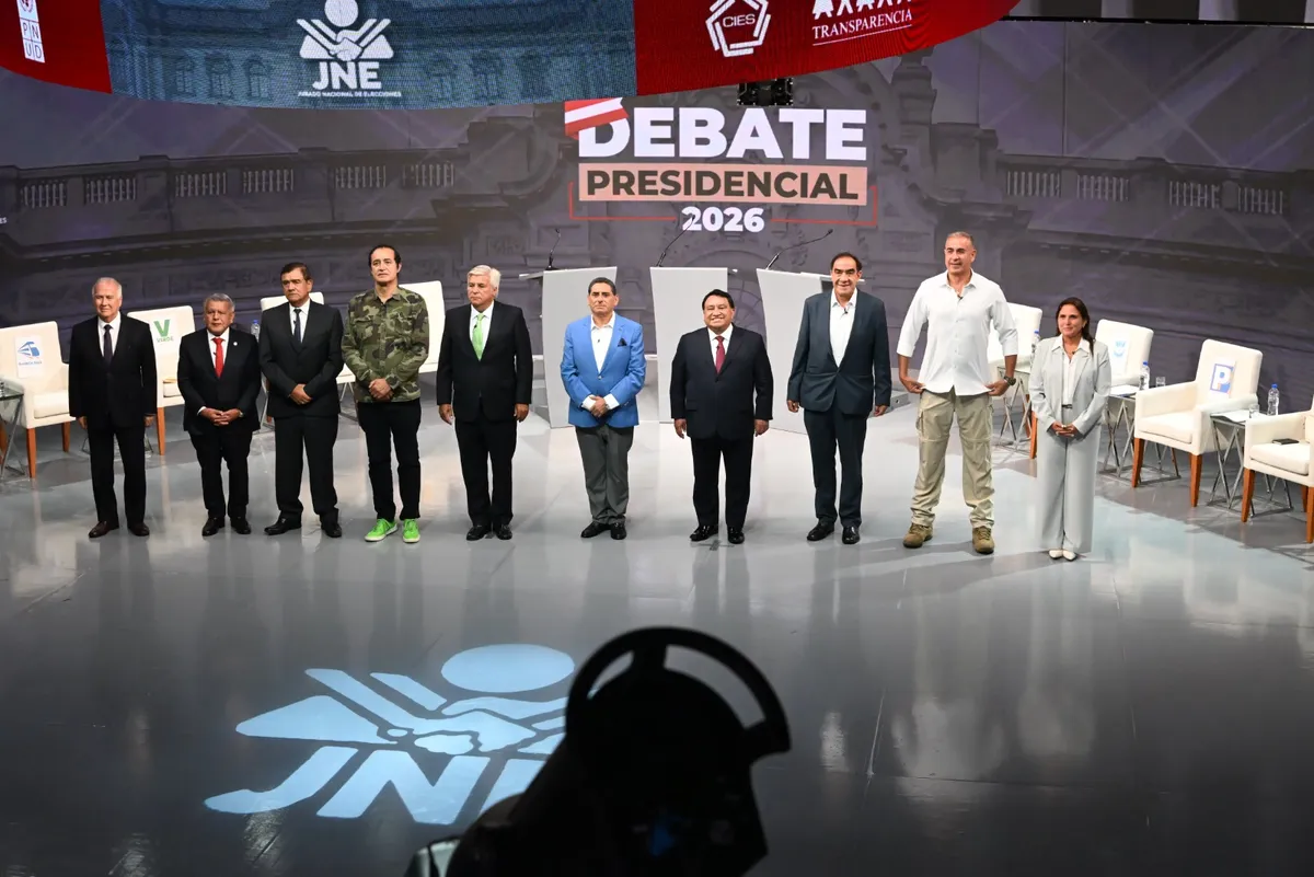 Los 12 candidatos presidenciales en el escenario del cuarto día del debate JNE 2026