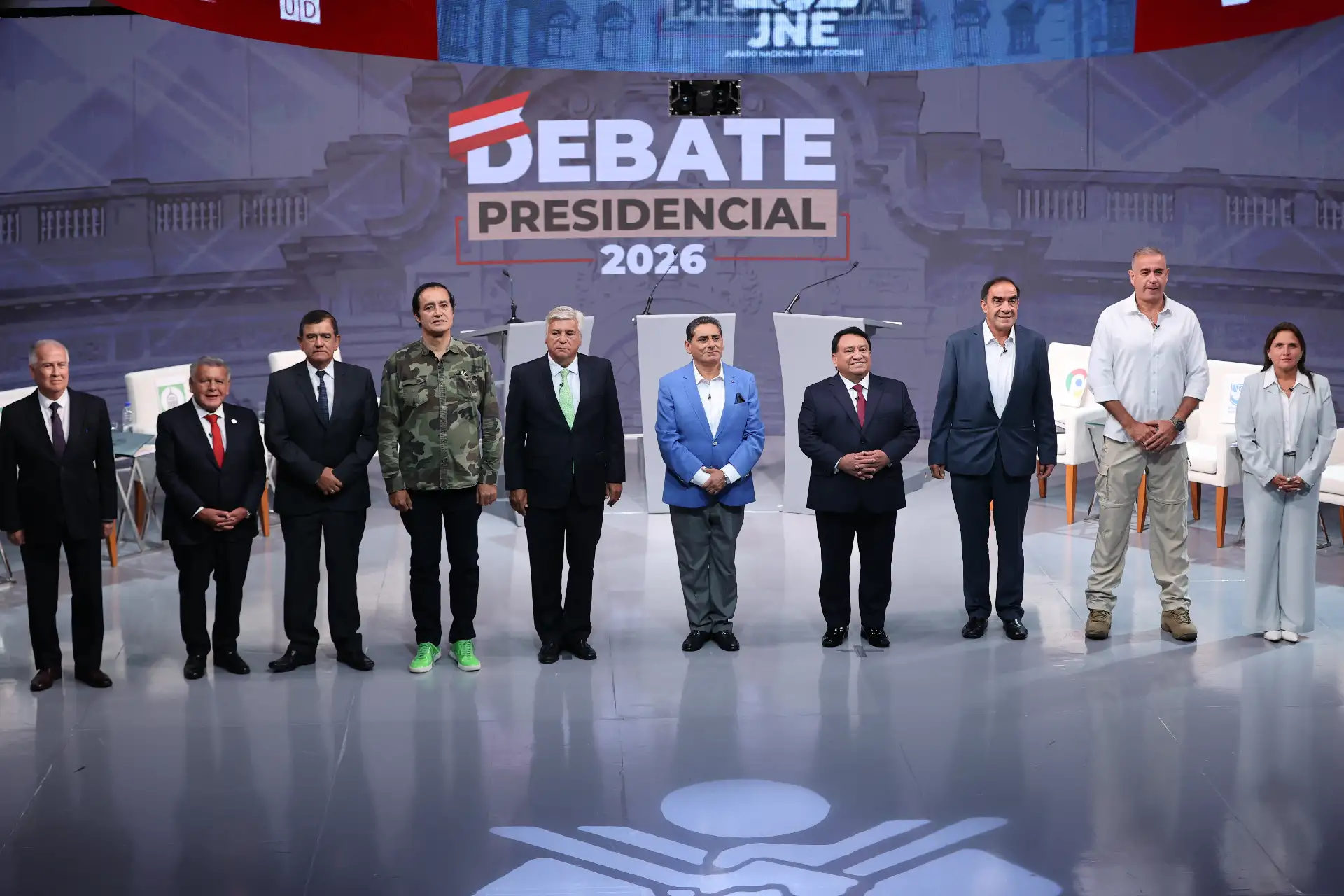 Los 11 candidatos presidenciales en el escenario del debate JNE 2026