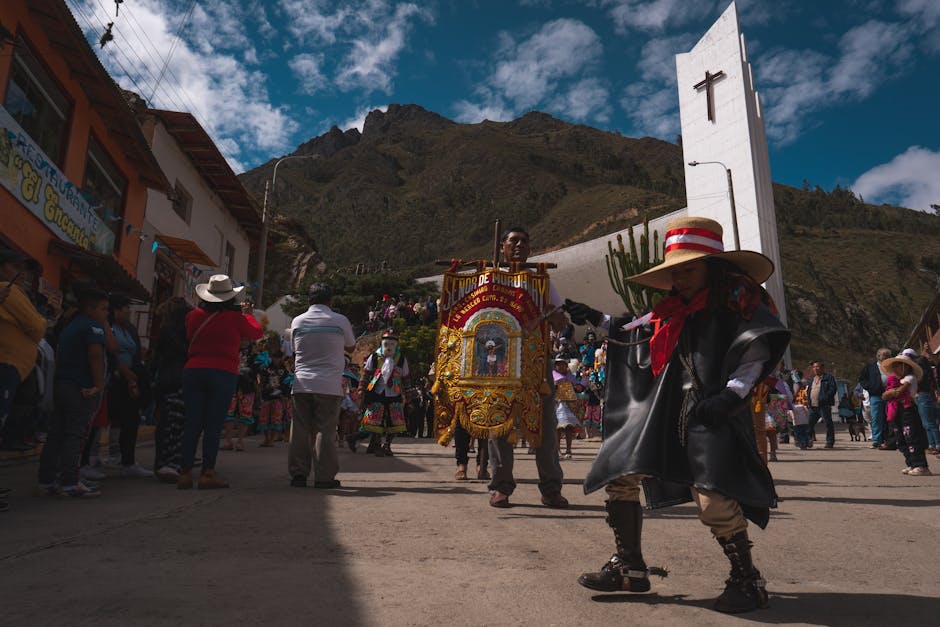 Festival colorido en Muruhuay, Perú, con trajes tradicionales y celebración animada.