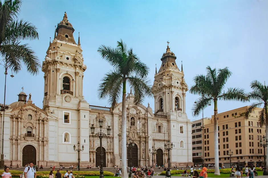Vista de la Catedral de Lima con palmeras en la Plaza Mayor.