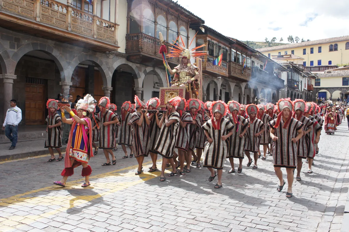 El Inca llevado en su trono durante la celebración del Inti Raymi en Cusco, 2011
