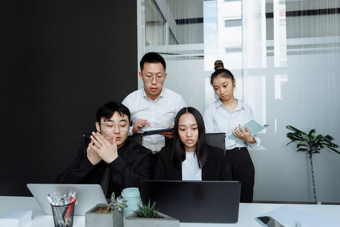 Grupo de trabajo en oficina moderna