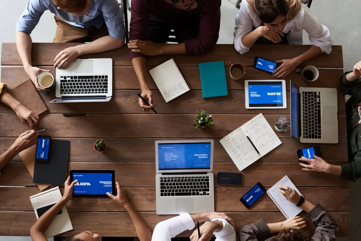 Equipo de trabajo planificando estrategia de escalamiento
