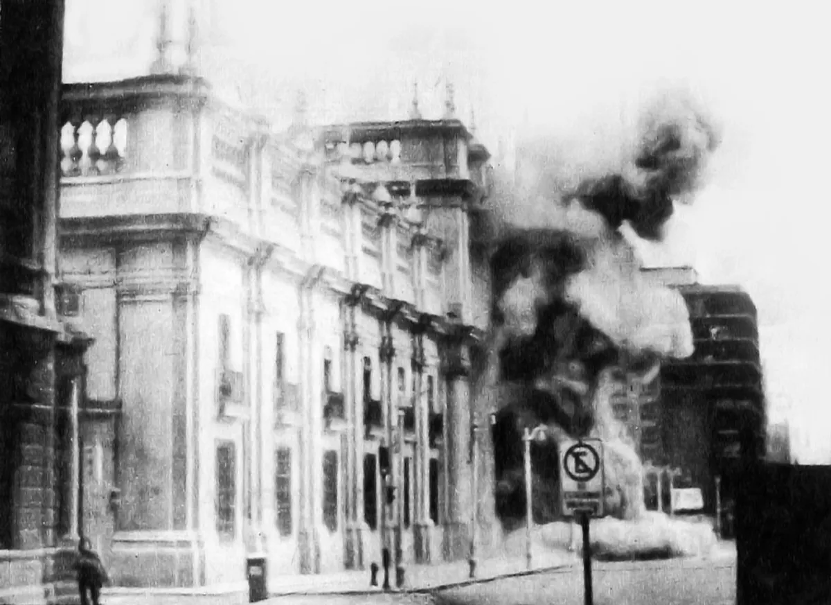 El bombardeo al Palacio de La Moneda, 11 de septiembre de 1973 — el día que Cybersyn fue destruido.