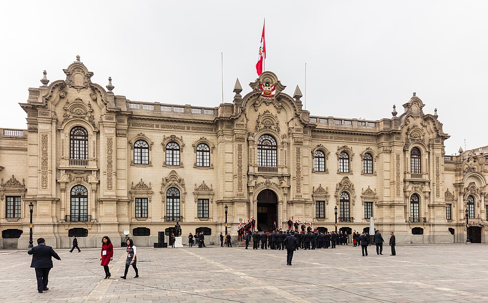 Palacio de Gobierno del Perú, sede del poder ejecutivo en Lima, con cambio de guardia.