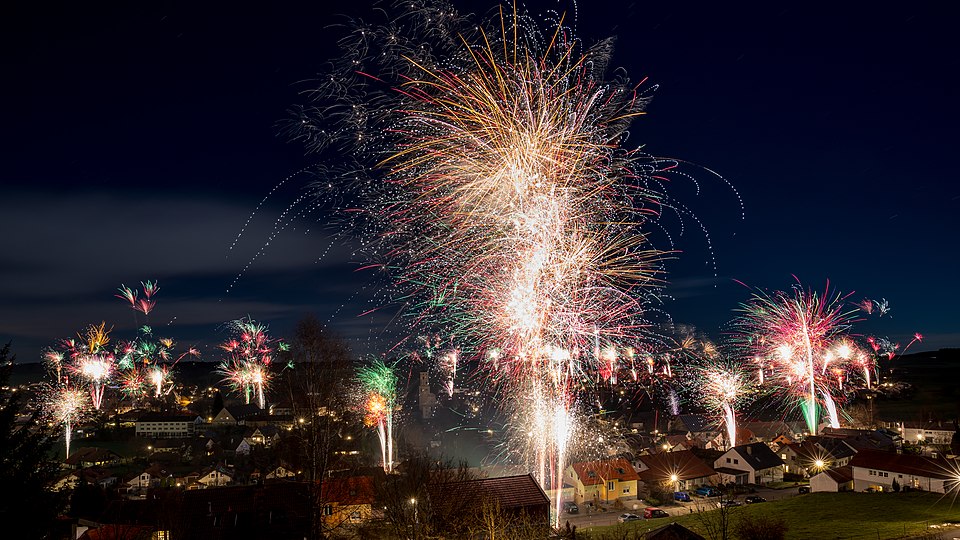 Fuegos artificiales celebrando la llegada del Año Nuevo en la noche.
