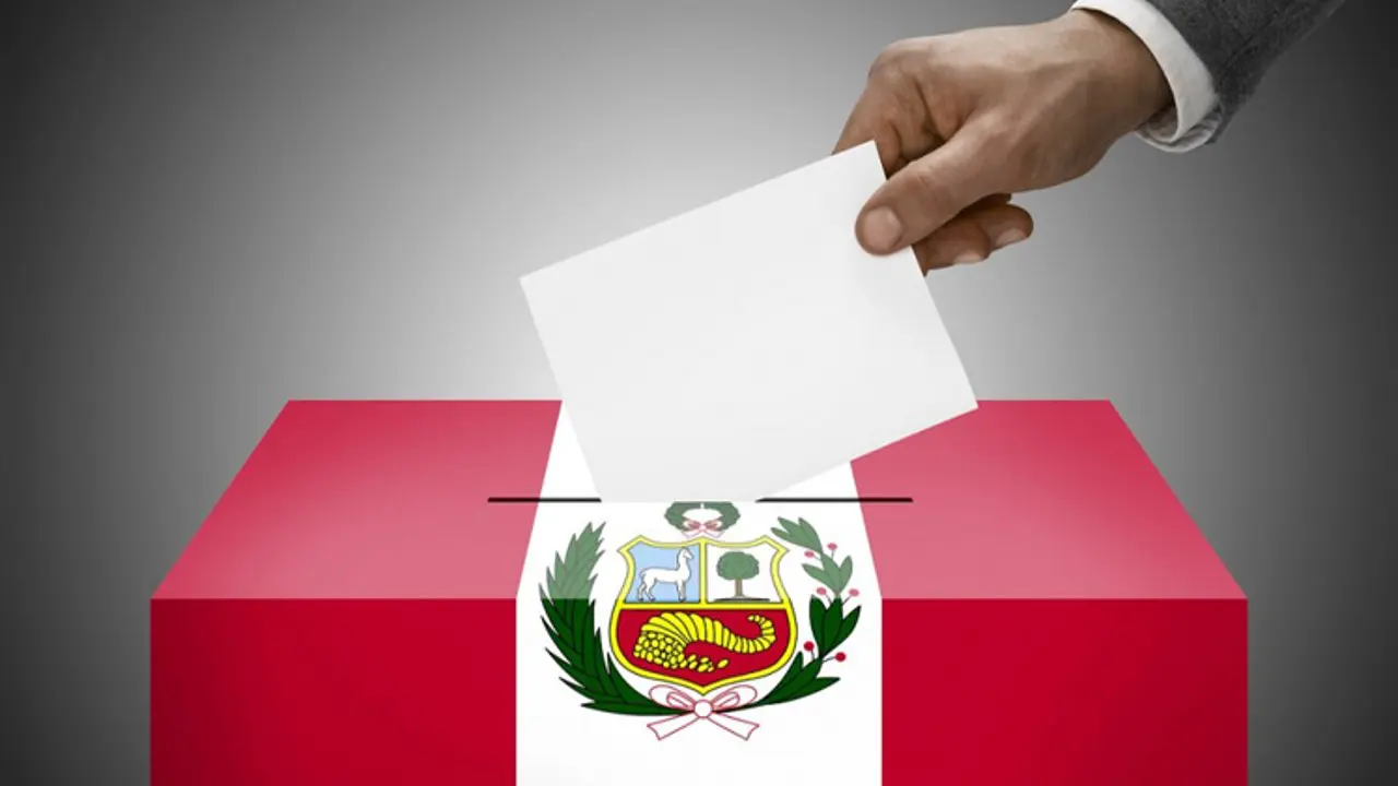 Ciudadano peruano ejerciendo su derecho al voto en una mesa de sufragio.