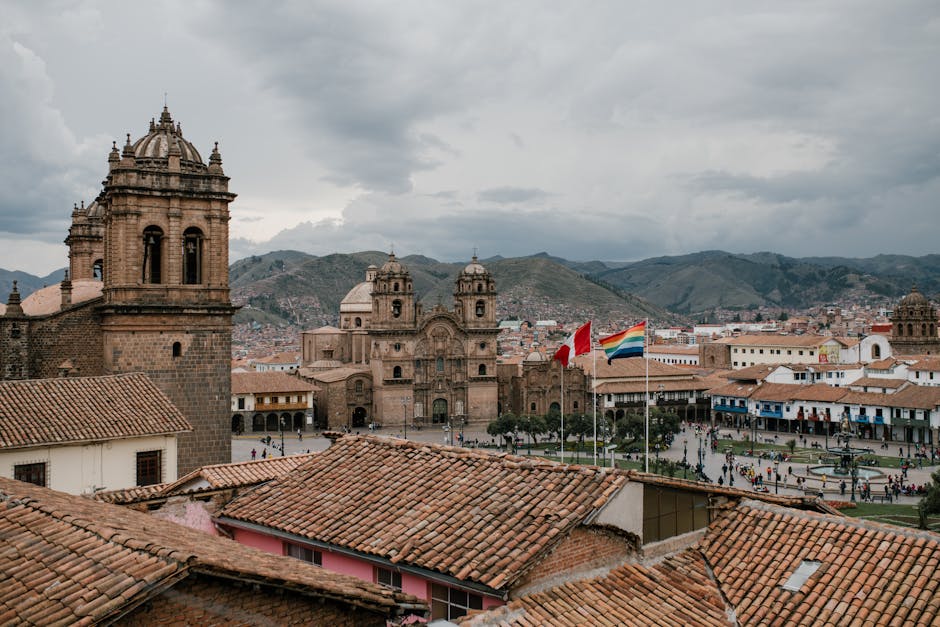 Vista aérea de la Plaza de Armas y la Catedral de Cusco con los Andes al fondo.