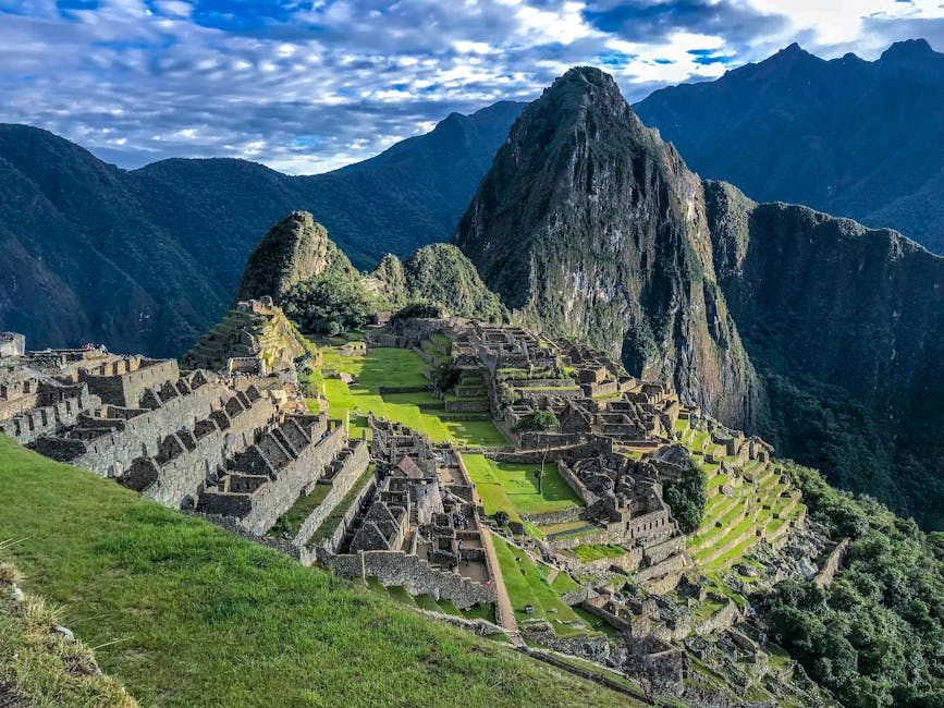 Ruinas de Machu Picchu rodeadas de montañas, Patrimonio de la Humanidad en Perú.