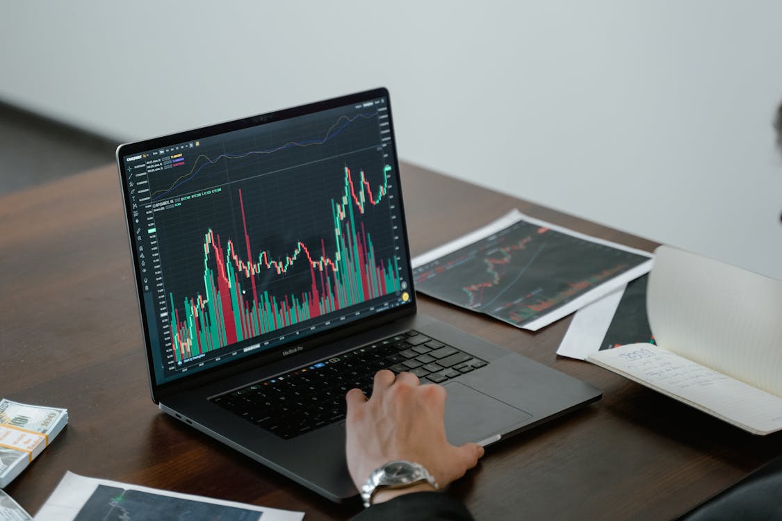 Gráfico de análisis en pantalla de laptop