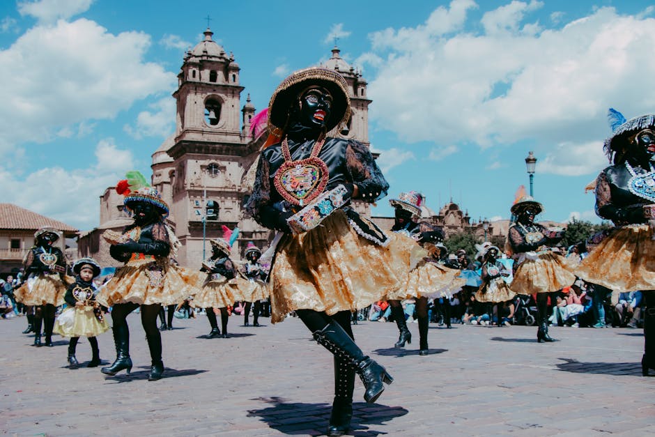 Danza tradicional Qhapaq Negro durante un festival en Cusco, Perú.